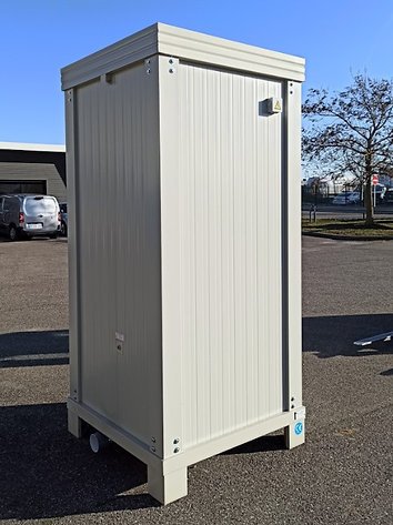 Mobile Sanitärkabine auf Rollen